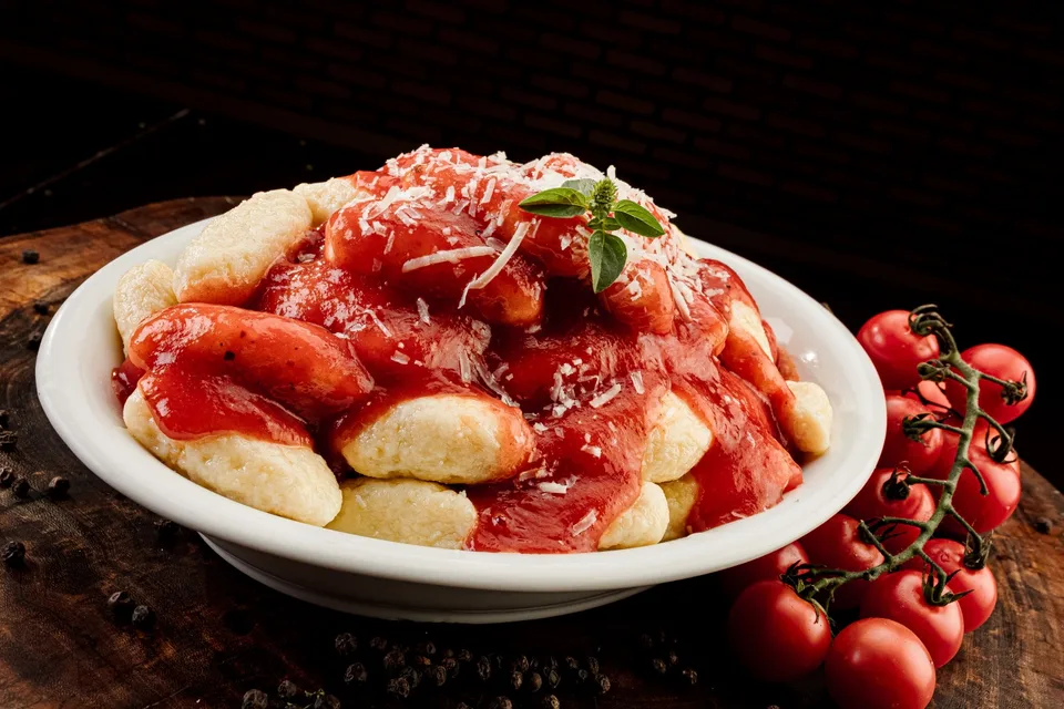 Massa com molho de tomate servida na Cantina Tia Lina